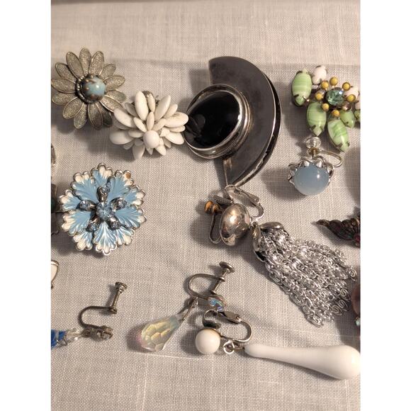 Lot of Vintage Silver Tone Clip On Screw On Single Earrings - Picture 3 of 7